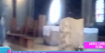 Cura prohibió que niñas vayan a la iglesia en jeans porque como visten provocan al hombre